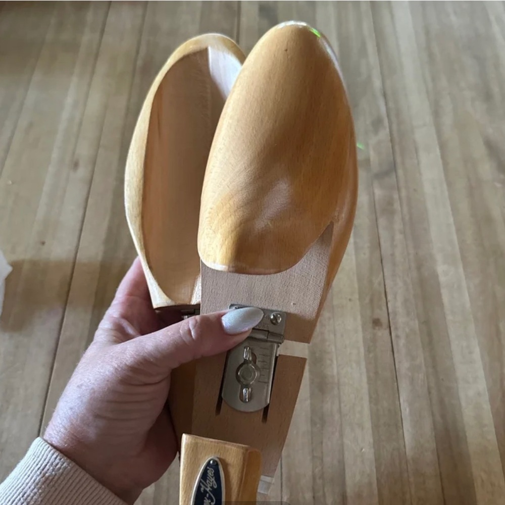Shoe stretcher